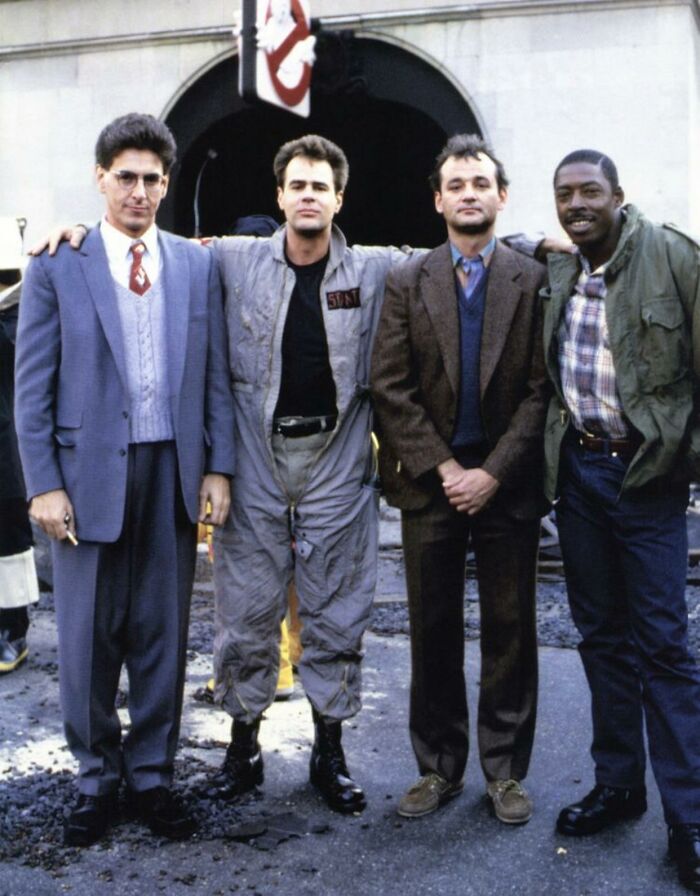 Harold Ramis, Dan Akroyd, Bill Murray y Ernie Hudson, Los Cazafantasmas originales, fuera del parque de bomberos (1984)