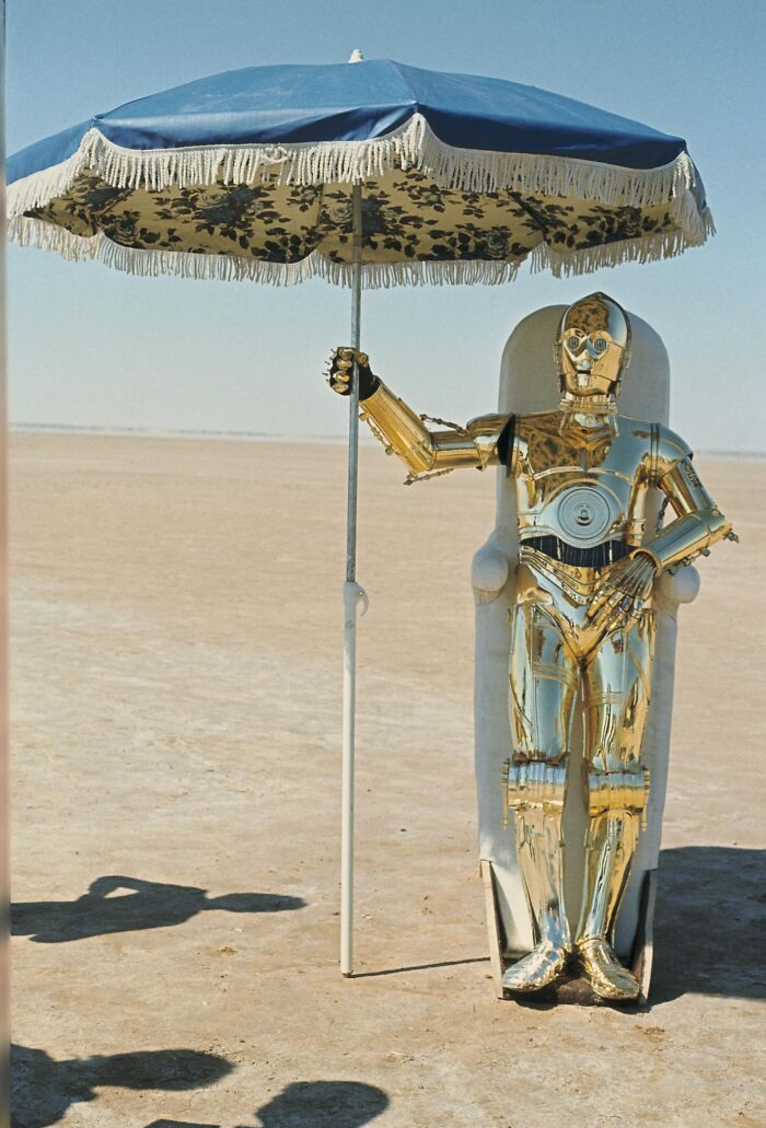 Anthony Daniels refrescándose en el plató de Túnez durante el rodaje de Una Nueva Esperanza en 1976