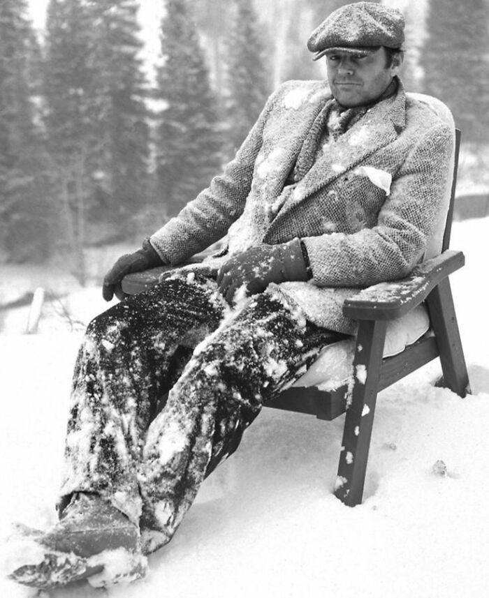 Una gran foto entre bastidores de Jack Nicholson en el plató de El Resplandor (1980)
