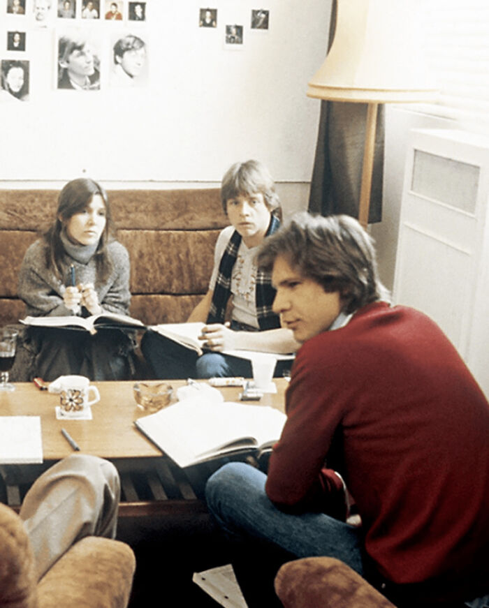 Carrie Fisher, Mark Hamill y Harrison Ford repasando el guión de El Imperio Contraataca (1979)