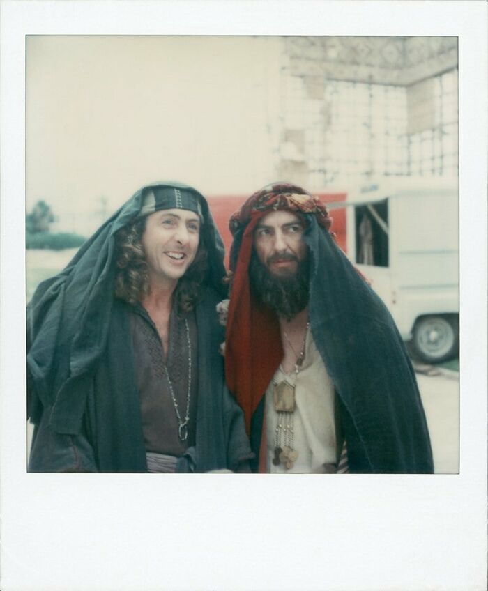 Eric Idle y George Harrison en el rodaje de La vida de Brian (1978)