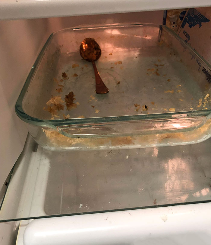 Le saqué el papel aluminio a esto para ver qué había dentro y estaba vacío, aún así seguía en el refrigerador