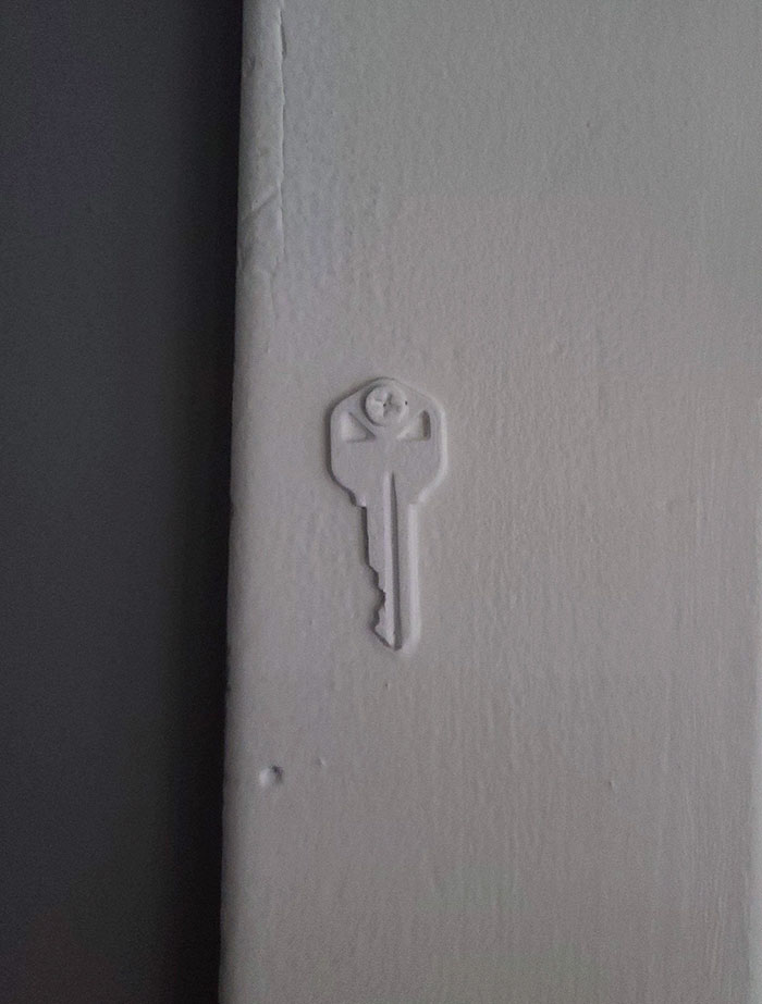 La pereza era tal que atornillaron y pintaron por encima una llave en el marco de la puerta del departamento de mi esposa