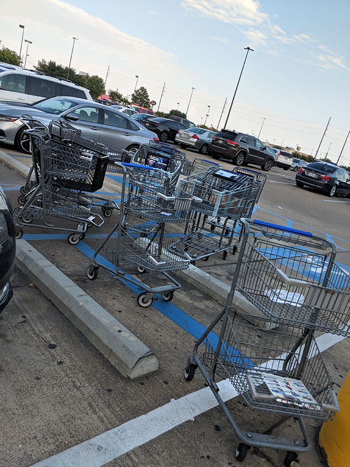 ¿Eres demasiado perezoso como para poner los carritos de compras en su lugar? Entonces bloquea los espacios para discapacitados 
