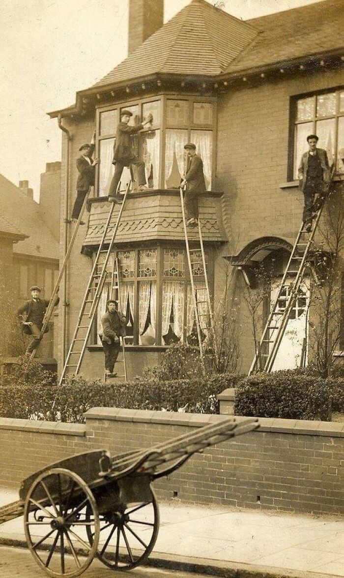 Hasta los limpiacristales llevaban traje hace 100 años