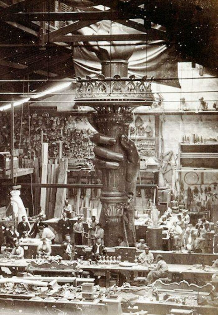 La mano y la antorcha de la Estatua de la Libertad se construyen en un estudio de París hacia 1876