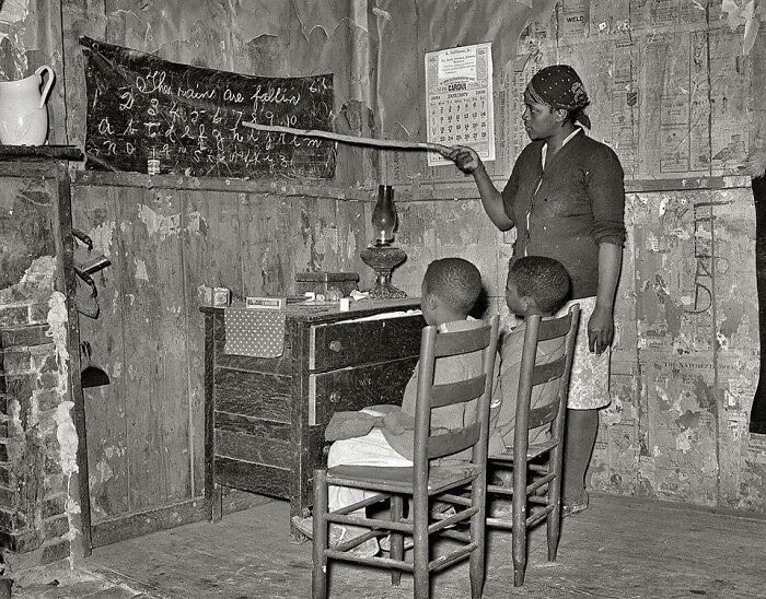 Una madre educa a sus hijos en casa en Transylvania, Luisiana, 1937