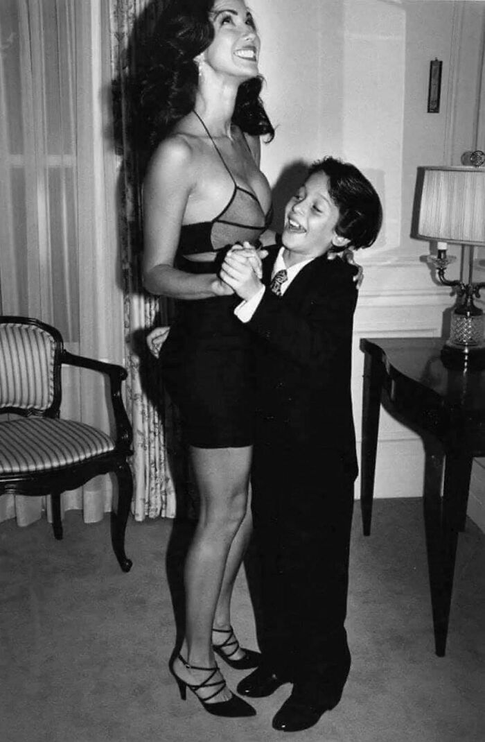 Un joven disfrutando de su primer baile