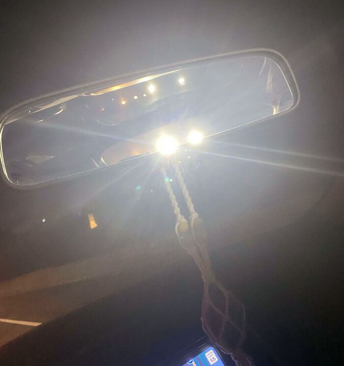 La persona detrás de mí tenía sus luces tan altas que no me dejaba ver nada 