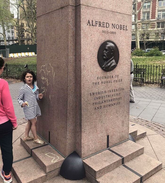 Dejar que tu hijo dibuje en el monumento a Nobel en el Museo de Historia Natural 