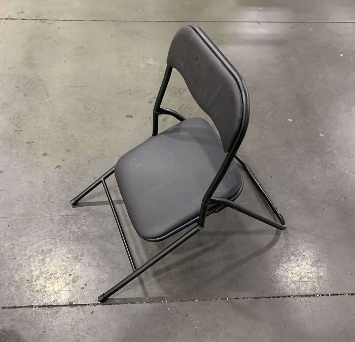 Me compré una pequeña silla para cuando tuviera que programar robots durante muchas horas seguidas en el trabajo. Alguien con sobrepeso la tomó prestada en mi turno libre