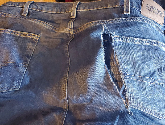 Cuando tienes un día largo y activo rodeado de gente, llegas a casa, te quitas los pantalones de trabajo y te quedas mirando la rotura de 15 cm que tienes en la parte de atrás