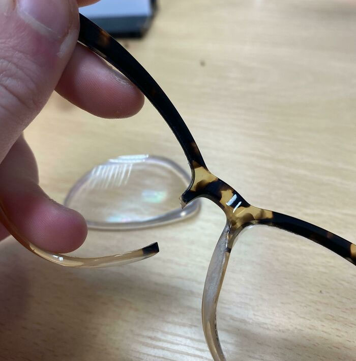 Limpié mis anteojos con demasiada fuerza. Estoy en el trabajo, no tengo otro par de repuesto