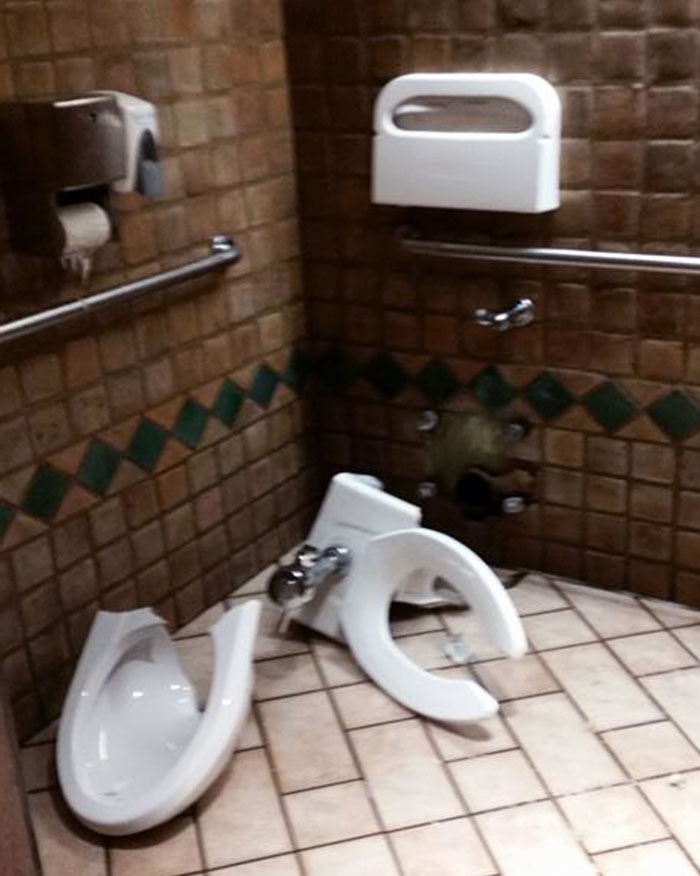 A los 5 minutos de mi turno de mantenimiento me llaman del baño público y esto es lo que me encuentro