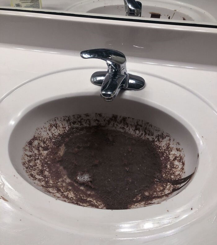 Primer día de trabajo como asistente de piscina y una señora pensó que era buena idea tirar toda una fuente de chocolate al lavabo