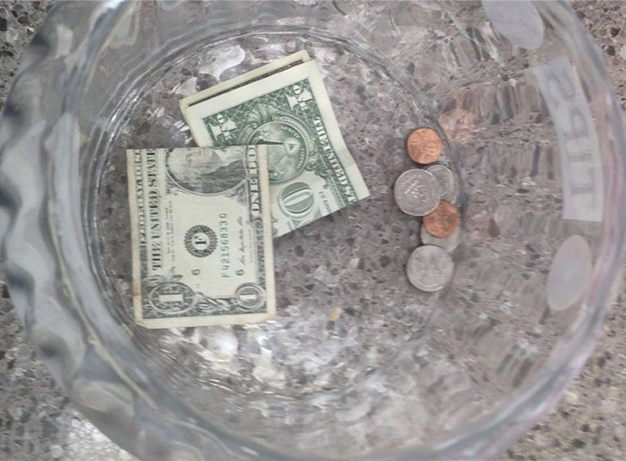 Al final de los turnos, dividimos las propinas por igual. Teníamos más de 50$ de propinas y mi compañera tuvo que irse unos 10 minutos antes y acabó llevándose todo menos 2,50$