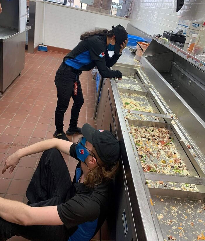 Dos trabajadores de Domino's después de su turno en San Antonio, Texas hoy. Toda la comida se acabó en 4 horas