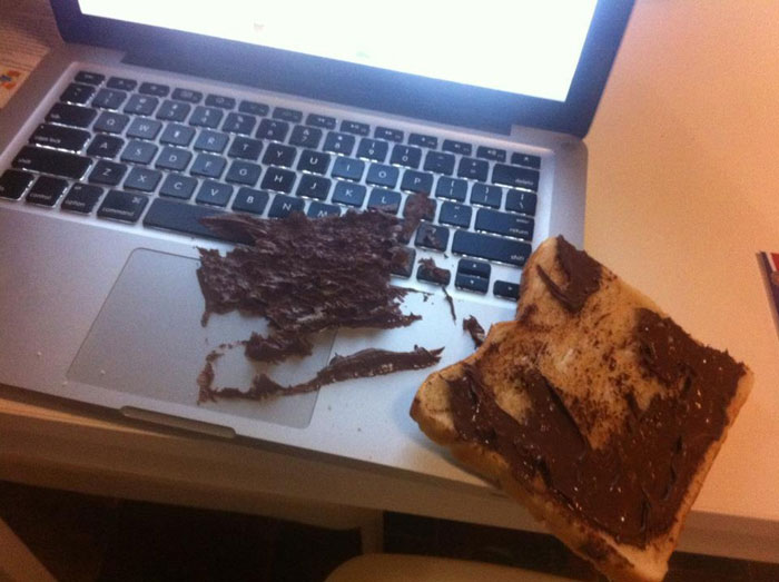 Puedo sentir la ira de limpiar ese chocolate en el teclado