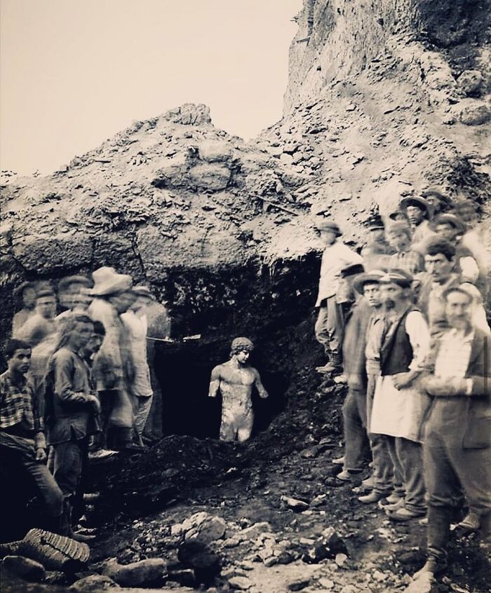  En 1894, arqueólogos y trabajadores posaron frente a la bien conservada estatua de Antínoo (del año 130 a.C.). Fue descubierta cerca del templo de Apolo en el santuario de Delfos, Grecia