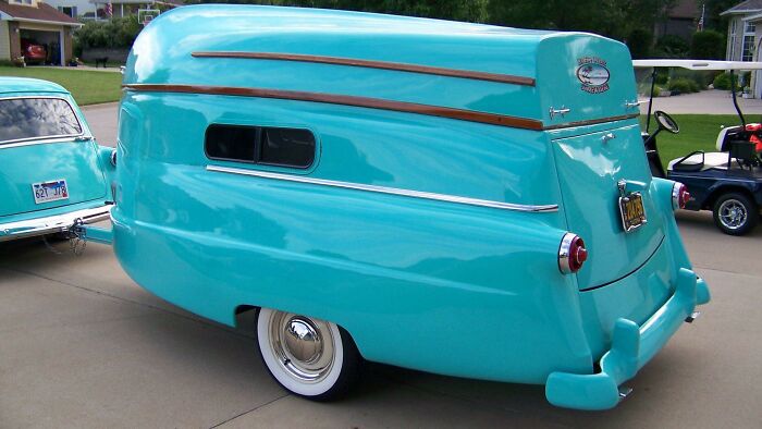 Caravana de 1954 Camper que tenía un bote desmontable que también funcionaba como techo