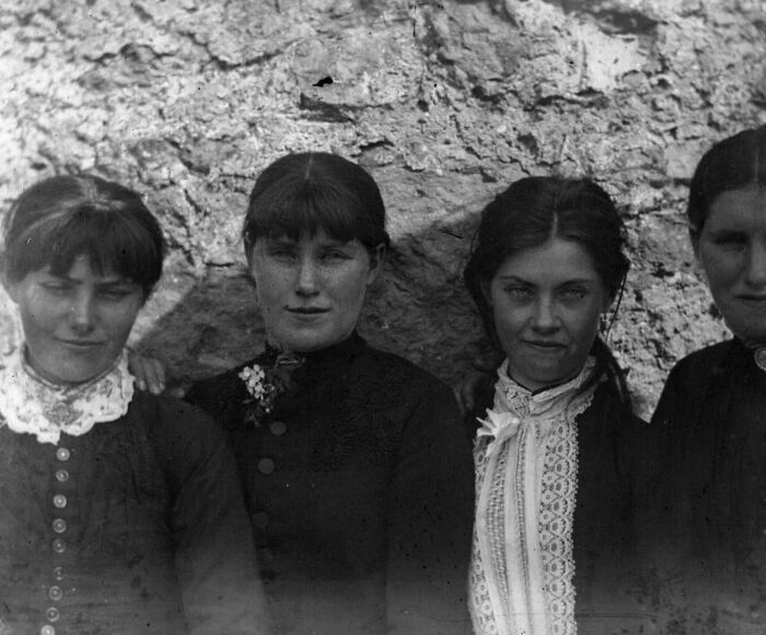  Las hermanas O’halloran, armadas con palos y agua hirviendo, se defendieron de los oficiales que querían desalojar a su familia durante la guerra por las tierras de Irlanda, en 1889