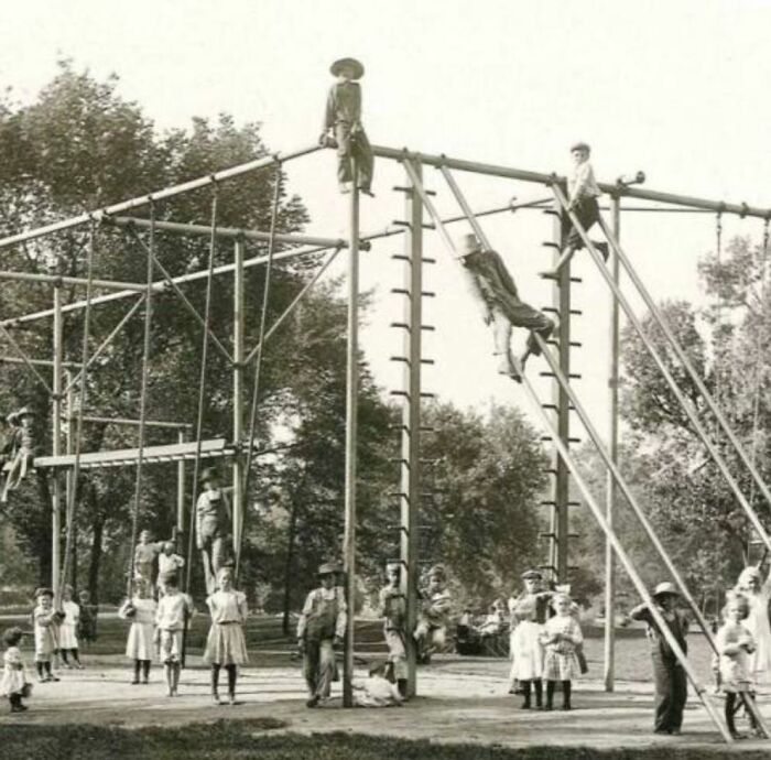 Niños en una zona de juegos a comienzos de 1900