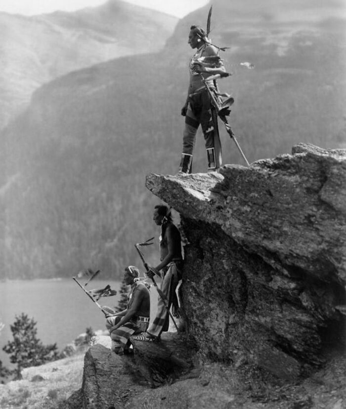 Nativos americanos Pies Negros mirando hacia el Parque Nacional de los Glaciares, en Montana