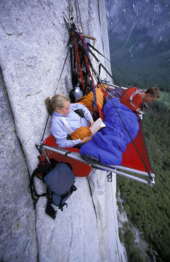 Relajación en el precipicio de una montaña
