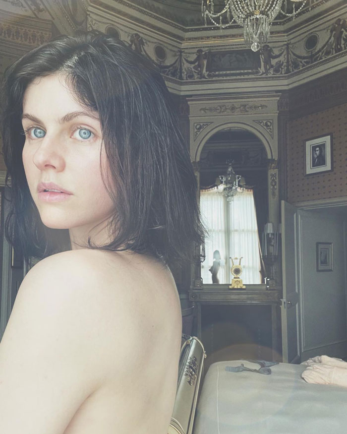 Alexandra Daddario posando sin maquillaje