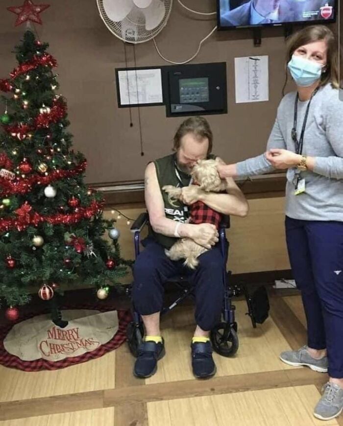 Este hombre se vio obligado a entregar a su perro a la Sociedad Protectora de Animales debido a una larga estancia en el hospital. Una enfermera se enteró e inmediatamente fue al refugio y adoptó al perro. Se lo llevaba a visitar a diario y se lo devolvió en cuanto le dieron el alta