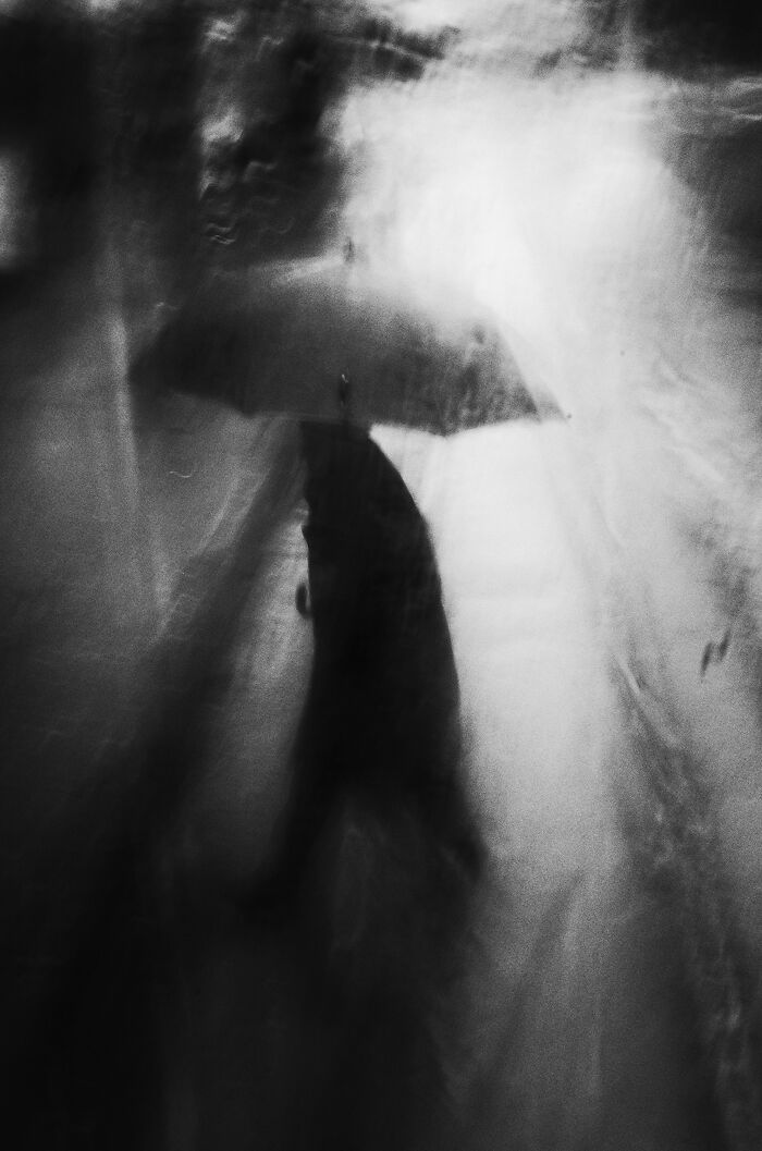 “El hombre bajo la lluvia” por Olga Karlovac