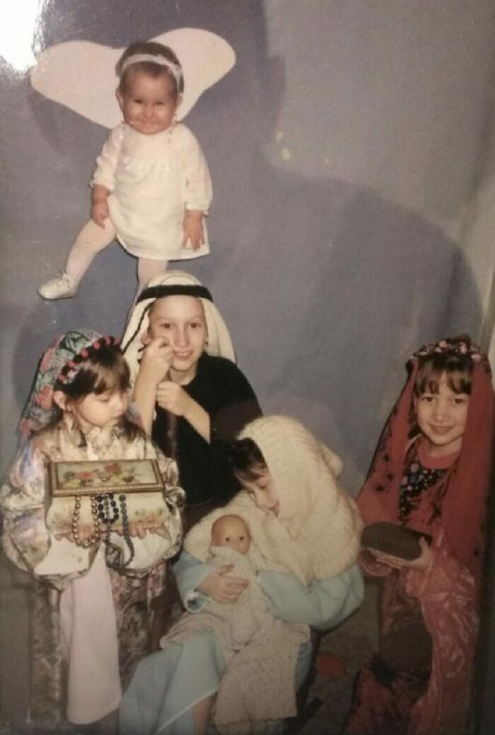Navidad, 1997. Mi hermanita era sostenida por mi papá a través de un agujero en la sábana y él le gritaba a mi mamá para que tomara la foto