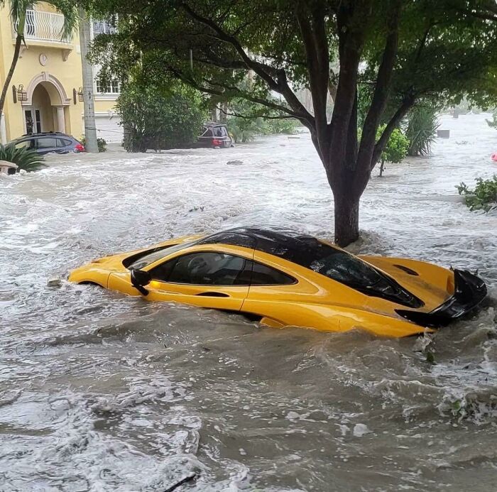 Un McLaren bajo el agua por el huracán Ian en Miami