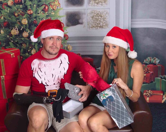 Él perdió un brazo. Ella tuvo una mastectomía doble. Esta es su tarjeta de Navidad