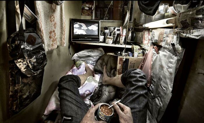 El interior de una casa ataúd en Hong Kong