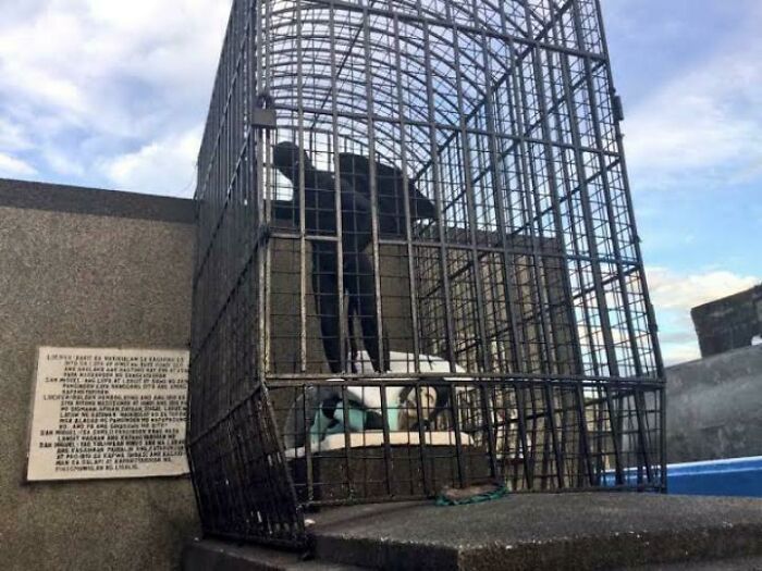 Esta estatua del Diablo derrotando al Arcángel Miguel encima de una tumba enjaulada