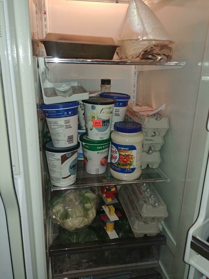 Este soporte de Lego lleva 4 años sosteniendo la repisa de mi refrigerador