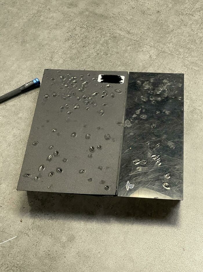 Marcas de cigarrillo quemado en una Ps4 llevada a reparar. El dispositivo estaba lleno de cucarachas muertas