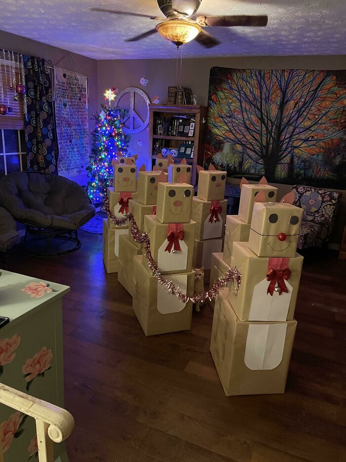 Mi hijo quería cupones de regalo para Navidad, así que los envolvimos de esta forma. Es el reno de Papá Noel 