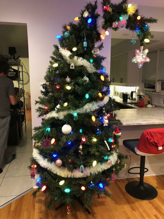 He convertido mi aburrido árbol de Navidad en un árbol de Villa Quién