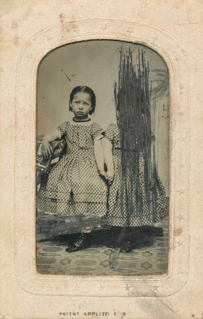 Una vieja foto de gemelas o hermanas donde una de ellas está tachada. No puedo evitar preguntarme sobre el contexto. Es probable que date de finales de 1800 o principios de 1900