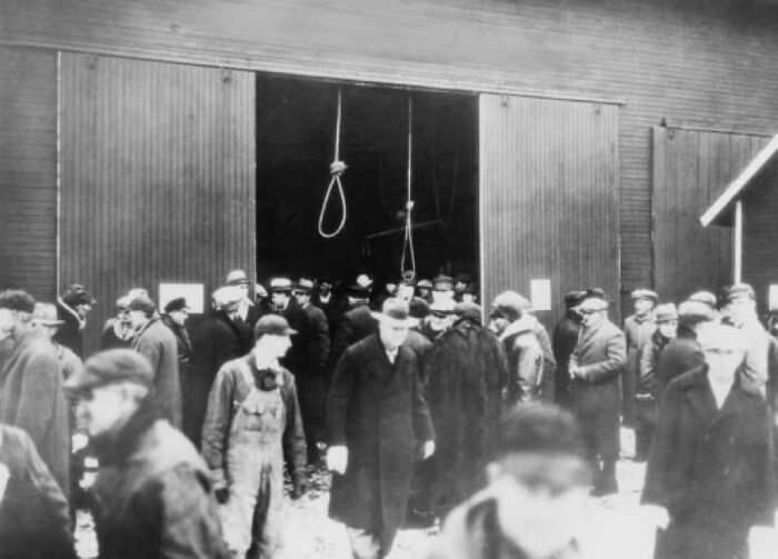 Subasta por centavos en una granja de Michigan embargada (1936). En las subastas por centavos, los granjeros se complotaban para dar ofertas bajas, lo que resultaba en poca ganancia para el acreedor. El comprador final terminaba por devolverle la propiedad al granjero embargado. Las horcas servían como advertencia para estos granjeros que se complotaban