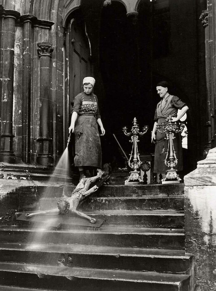 Día de limpieza en una iglesia de Leipzig, en Alemania (1920)