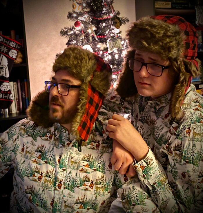 Hemos estado solos mi hijo y yo durante años. Cada Navidad, nos tomamos una foto familiar intencionalmente incómoda. Ahora tiene 18 años, y todavía lo hacemos. Esta fue la Navidad del 2020