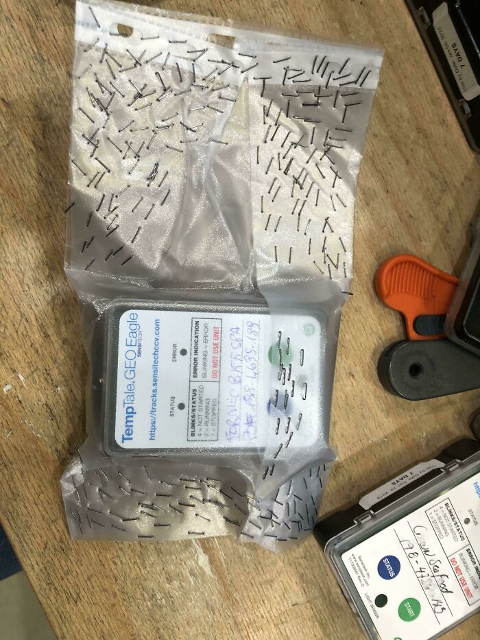 Este paquete llegó hoy a mi trabajo. Todo lo que puedo imaginar es a alguien tomando media hora para engrapar este paquete 