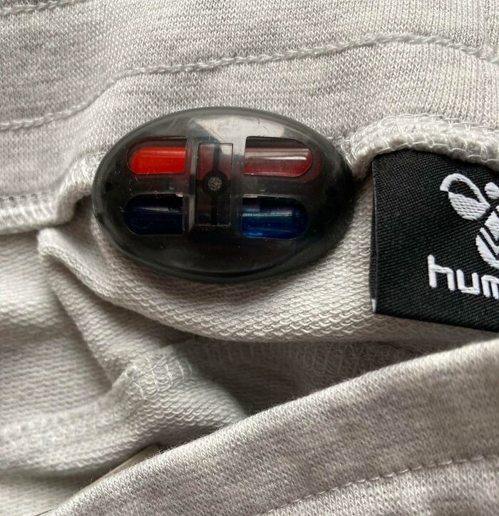 Los pantalones que me regalaron por Navidad venían con la etiqueta de seguridad