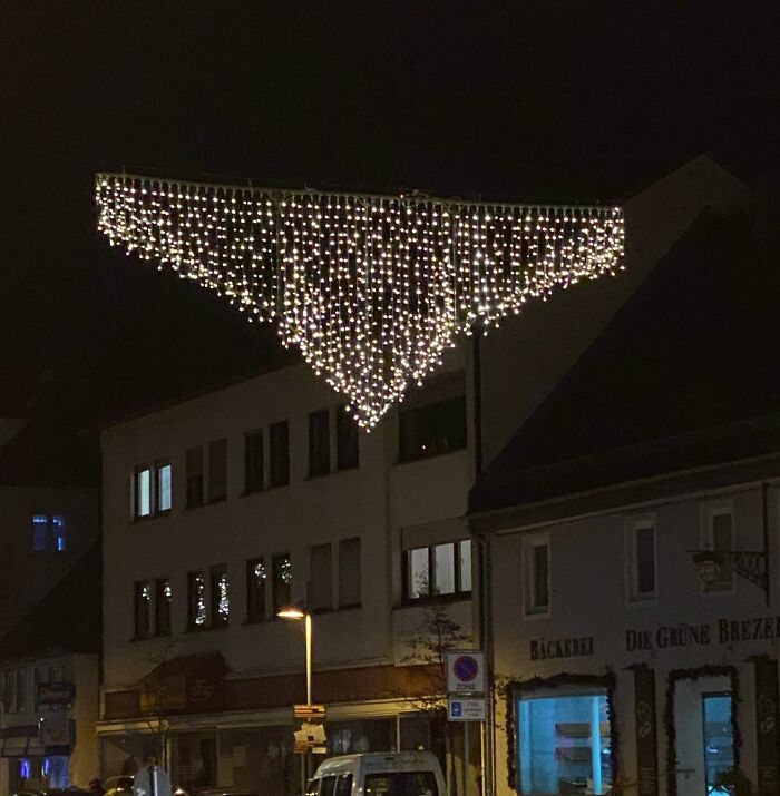 Decoración de luces navideñas que parece ropa interior