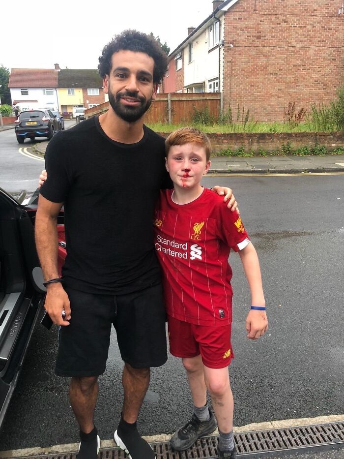 Este niño chocó contra una luminaria al correr tras su jugador de futbol favorito