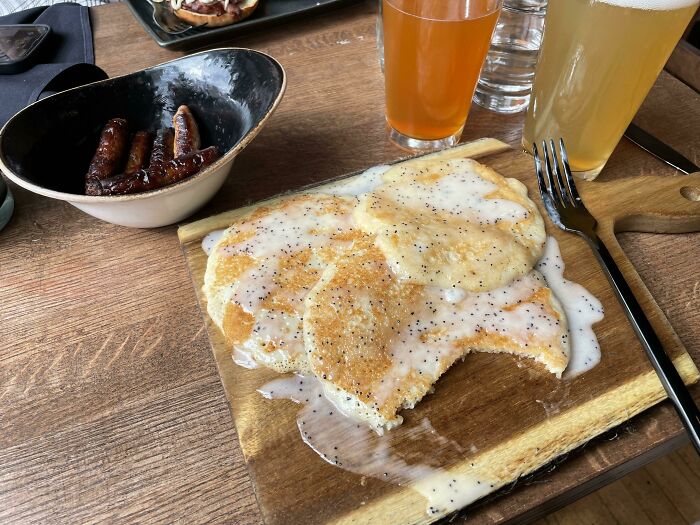 Tortitas en Michigan. El sirope goteó sobre mis pantalones y mis zapatos mientras lo llevaban a la mesa