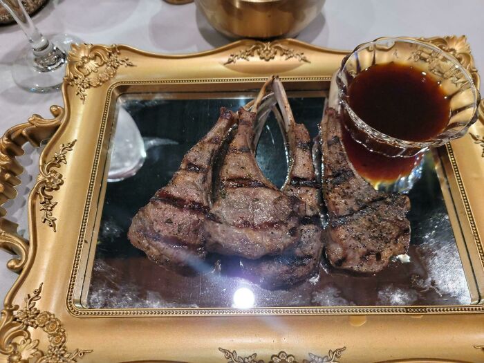 Chuletas de cordero en un espejo con marco barroco. ¿Cuándo se sirve el plato de cocaína?